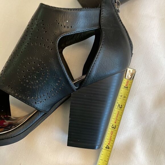 CHRISTIAN LACROIX BLACK CUTOUT SHOOTIES.  NEW IN BOX - Picture 7 of 10